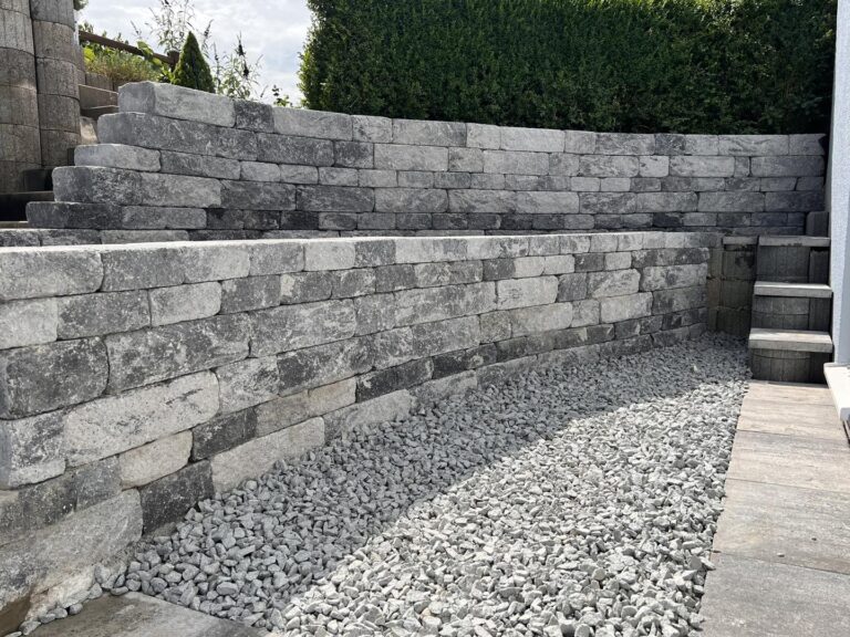 Foto einer Steinmauer mit zwei Reihen im Garten