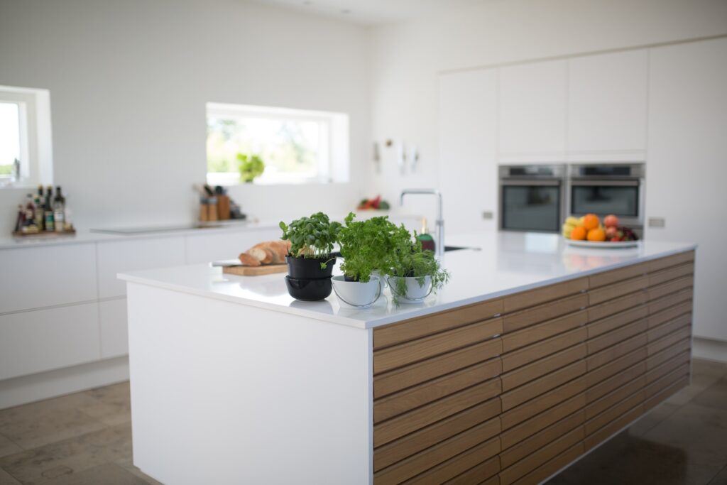 Foto einer schönen neuen Küche mit viel weißem Holz
